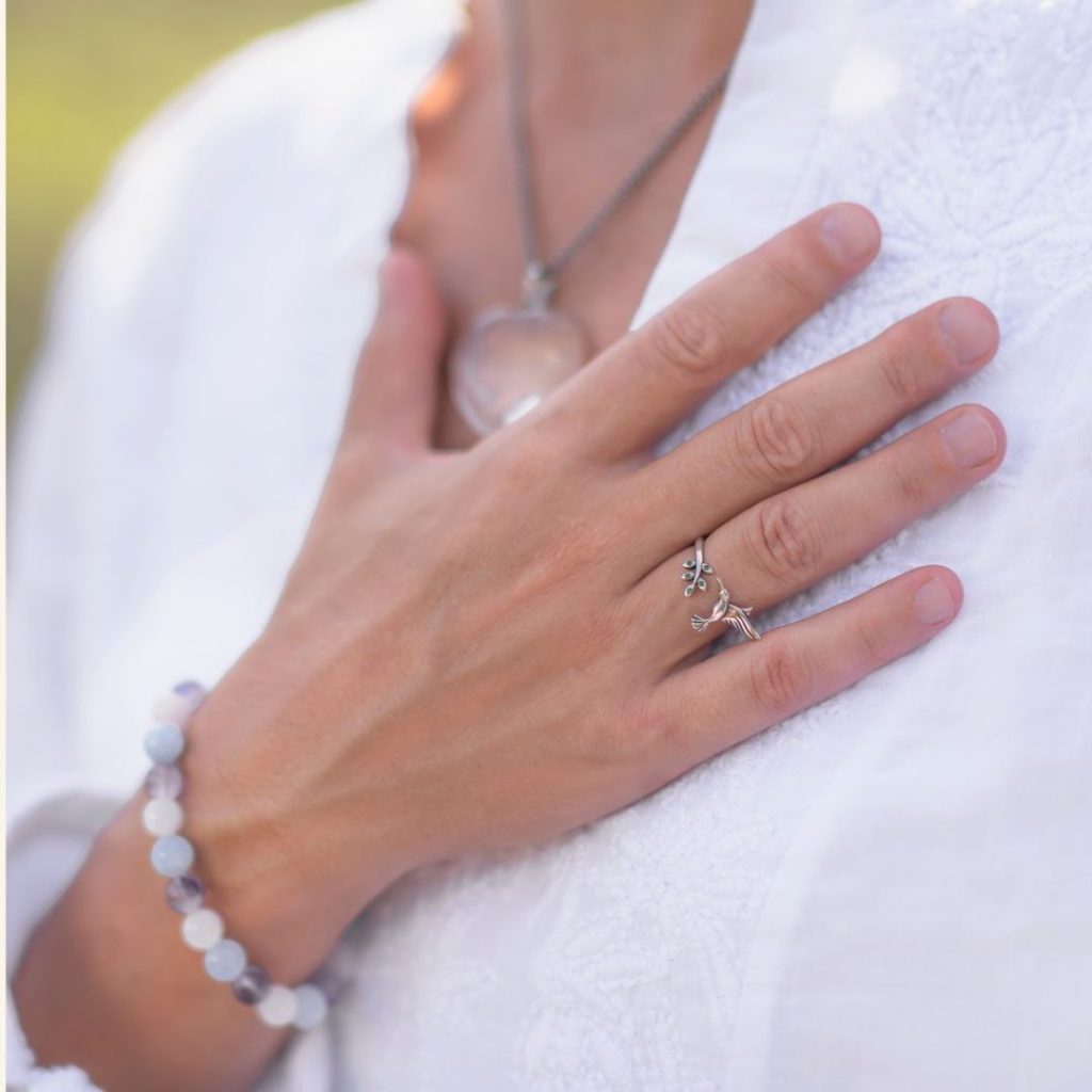 La mano de una mujer con un anillo.