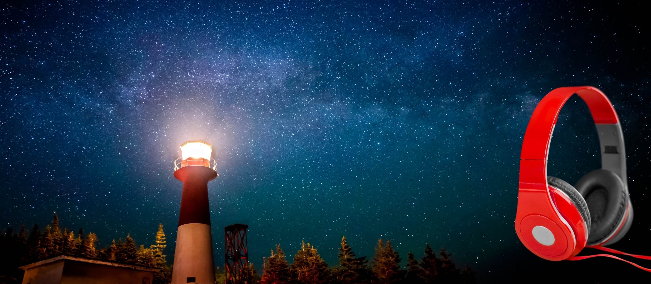 Un faro iluminado se alza entre árboles bajo un cielo nocturno estrellado, con un par de auriculares rojos y negros flotando a la derecha de la imagen.