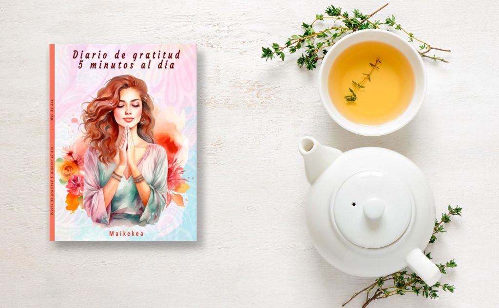 Una taza de té con el diario de gratitud Maikekea y una taza de té.