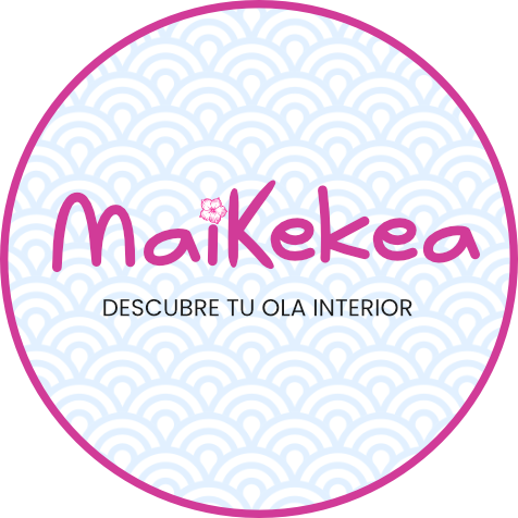 Logotipo con “MaiKekea” en rosa, detalle de flor y “DESCUBRE TU OLA INTERIOR” en negro. Fondo con estampado de ondas.